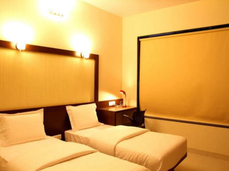 Hotel Eco Inn Viman Nagar Pune Bagian luar foto